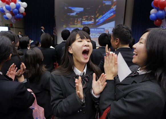 टोक्यो में एक जापानी स्कूल के बच्चे ओबामा के जीतने की खुशी को सेलिब्रेट करते हुए।