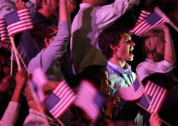 बराक ओबामा के जीत की जैसे की घोषणा हुई उनके समर्थक खुशी से उछल पड़े।