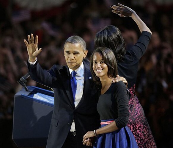 शिकागो में अपनी बेटी मलिया के साथ जनता का अभिवादन करते अमेरिकी राष्ट्रपति बराक ओबामा।