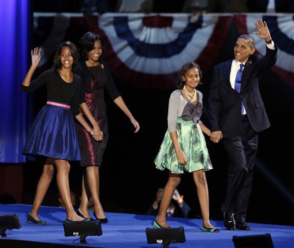 शिकागो में जीत के बाद उत्साहित अपने परिवार के साथ बराक ओबामा।