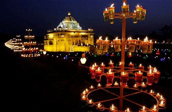 दीपावली के मौके पर रोशनी से जगमग गांधीनगर स्थित अक्षरधाम मंदिर।