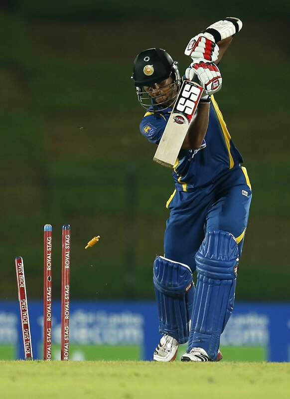 श्रीलंका के बल्लेबाज दिनेश चांदीमल न्यूजीलैंड के साथ खेलते हुए बोल्ड हो गए।
