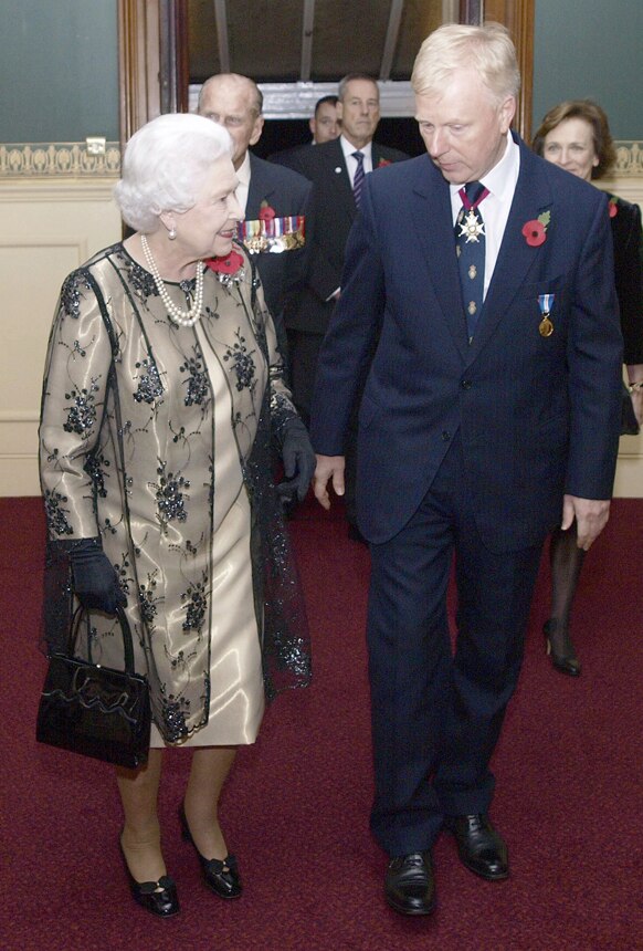 ब्रिटेन की महारानी एलिजाबेथ द्वितीय का अभिवादन करते वाइस एडमिरल पीटर विल्किंसन।