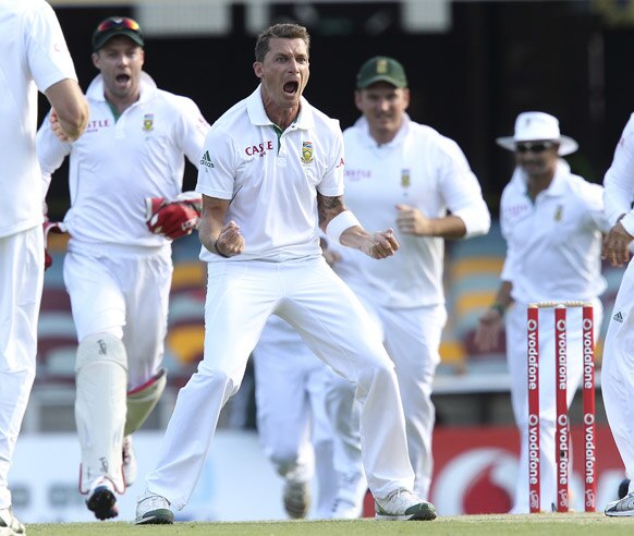 ऑस्ट्रेलिया के डेविड वार्नर का विकेट लेने के बाद खुशी का इजहार करते द. अफ्रीका के डेल स्टेन।