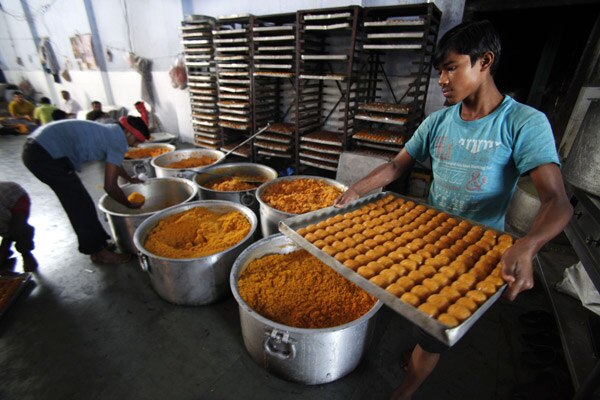 जम्मू में दीपावली त्योहार के लिए बड़े पैमाने पर मिठाइयां बनाई जा रही है।