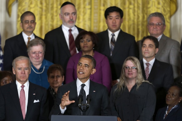 अमेरिकी राष्ट्रपति बराक ओबामा अपने सहयोगियों के साथ।