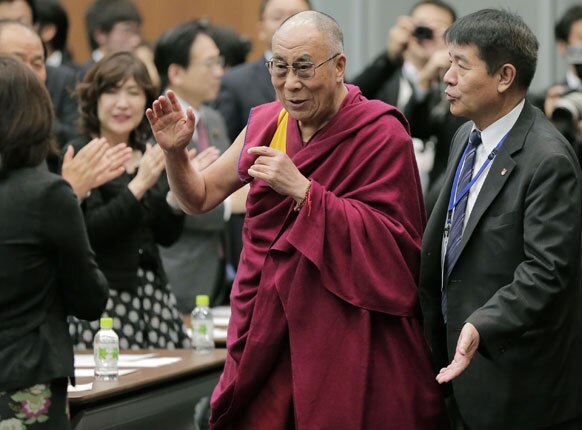 टोक्यो में एक सेमिनार में हिस्सा लेने जाते हुए तिब्बती धर्म गुरू दलाई लामा।