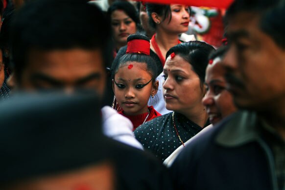 काठमांडू में नेवारी समुदाय की महिलाएं और लड़कियां अपना नया साल मनाते हुए।