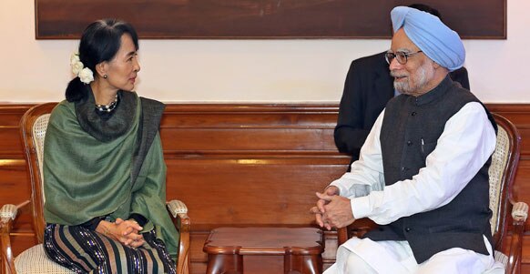 नई दिल्ली में म्यांमार की विपक्षी नेता आंग सान सू ची अपने भारत दौरे के दौरान पीएम मनमोहन सिंह से मुलाकात करती हुईं।