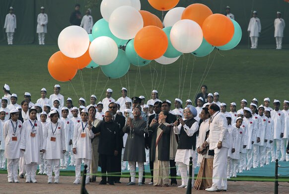नई दिल्ली में देश के प्रथम प्रधानमंत्री जवाहरलाल नेहरू की जयंती पर राष्ट्रपति, उपराष्ट्रपति,पीएम, सोनिया गांधी गुब्बारे छोड़ते हुए।