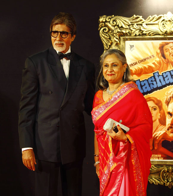 मुंबई में फिल्‍म जब तक है जान के प्रीमियर के मौके पर जया बच्‍चन और अमिताभ बच्‍चन भी पहुंचे।