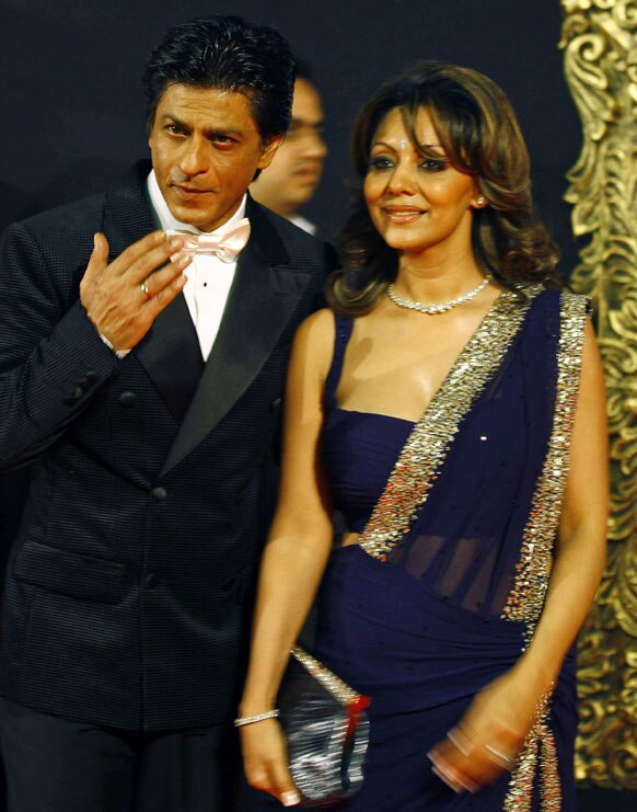 मुंबई में फिल्‍म जब तक है जान के प्रीमियर के मौके पर अपनी पत्‍नी गौरी के साथ पोज देते हुए किंग खान।