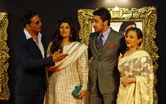 'जब तक है जान' के प्रीमियर के मौके पर अभिनेता अक्षय कुमार अपनी पत्‍नी ट्विंकल खन्‍ना और अभिनेता इमरान खान अपनी पत्‍नी अवंतिका के साथ।