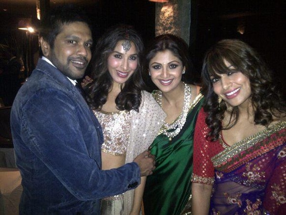 दिवाली की पार्टी में अपने मित्रों के साथ बिपाशा बसु और शिल्पा शेट्टी।