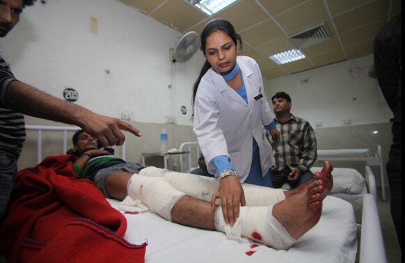 शनिवार शाम को जम्मू के बाहरी इलाके में हुए ग्रेनेड विस्फोट में एक व्यक्ति की मौत हो गई जबकि पांच अन्य घायल हो गए। घायलों को उपचार के लिए अस्पताल में भर्ती कराया गया है।