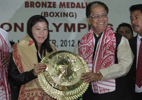 गुवाहाटी में महिला मुक्केबाज मैरी कॉम को स्मृति चिन्ह देकर सम्मानित करते असम के मुख्यमंत्री तरुण गोगोई।