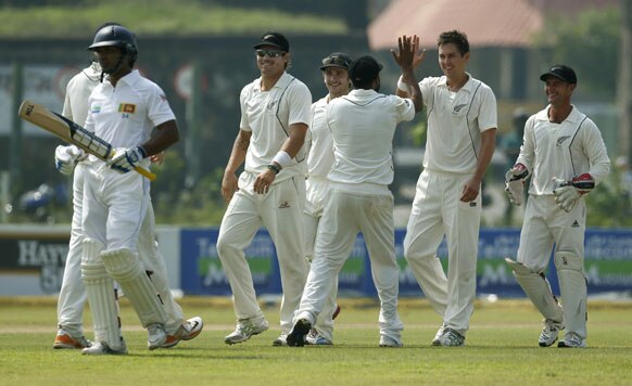 गाले में पहले टेस्ट मैच के दूसरे दिन कुमार संगकारा के आउट होने पर खुशी मनाते न्यूजीलैंड के खिलाड़ी।