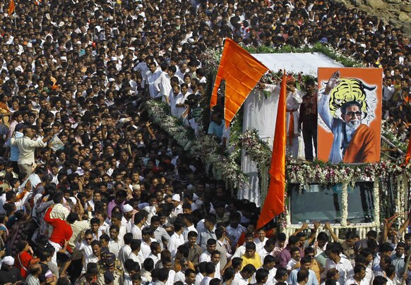 मुम्बई में शिव सेना प्रमुख बाल ठाकरे की अंतिम यात्रा में उमड़ा जनसैलाब।