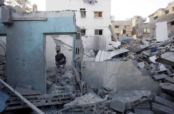 गाजा पट्टी पर इजरायल के हवाई हमले के बाद क्षतिग्रस्त मकान।
