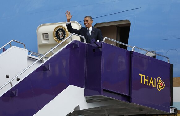 बैंकाक में हवाईअड्डे पर एयर फोर्स वन से उतरते अमेरिकी राष्ट्रपति बराक ओबामा।