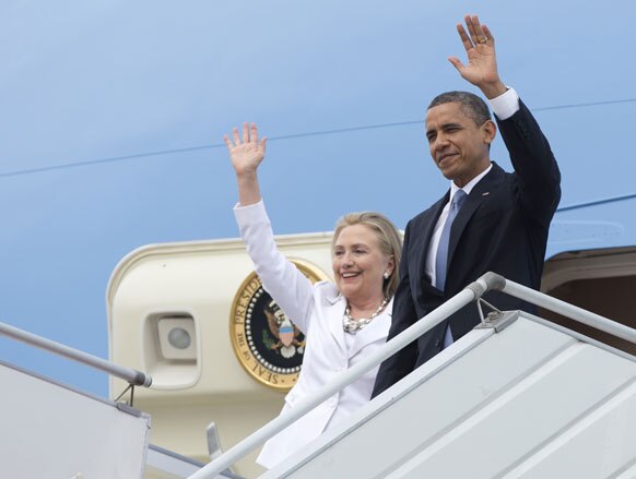 यंगून के एयरपोर्ट पर उतरते अमेरिकी राष्ट्रपति बराक ओबामा और विदेश मंत्री हिलेरी क्लिंटन।