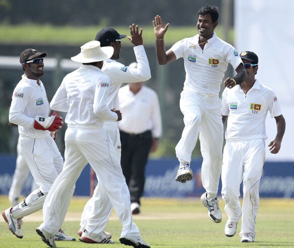 श्रीलंका के गाले में कुलासेकारा न्यूजीलैंड का विकेट लेने के बाद खुशी से उछलते हुए।