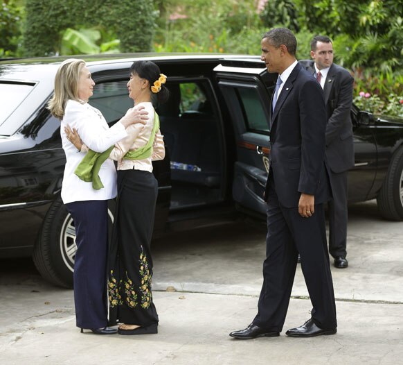 अमेरिकी राष्ट्रपति बराक ओबामा, विदेश मंत्री हिलेरी क्लिंटन यंगून में विपक्षी नेता सू ची से मिलते हुए।