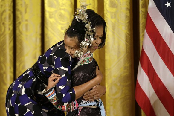 वाशिंगटन में अवार्ड समारोह के दौरान एक बच्चे को गले लगाती अमेरिका की प्रथम महिला मिशेल ओबामा।