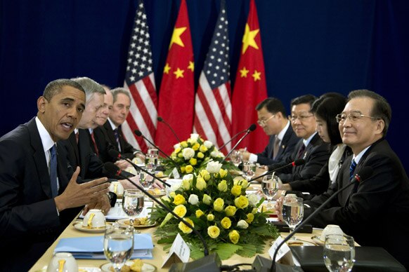 कंबोडिया में इस्ट एसिया समिट के दौरान अमेरिकी राष्ट्रपति बराक ओबामा और चीन के वेन जियाबाउ।