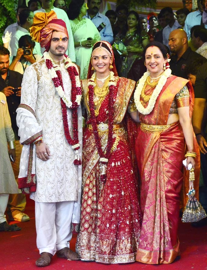 हेमा मालिनी की बेटी ईशा देयोल ने अपनी शादी के मौके पर नीता लूला के डिजाइन किए साड़ी को पहना।