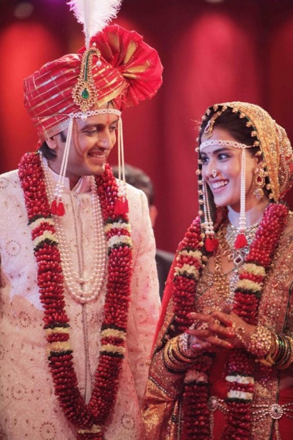 महाराष्ट्रियन शैली में शादी के मौके पर जेनेलिया डिसूजा ने कुंदन वर्क किया हुआ शानदार साड़ी पहनी।