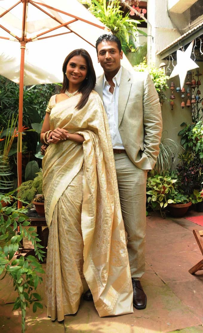 क्रीम रंग की साड़ी पहने लारा दत्‍ता पति महेश भूपति के साथ।