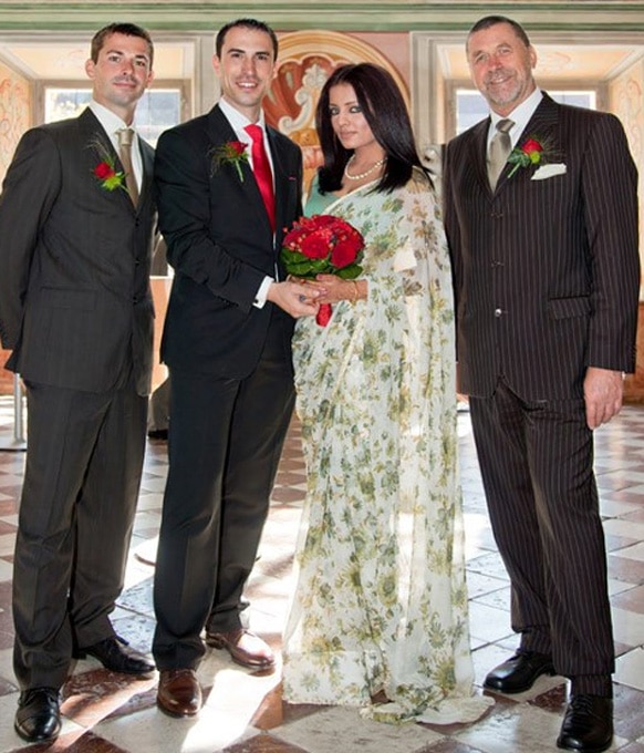 सेलिन जेटली ने पीटर हैग के साथ चुपके से शादी कर ली। इस भव्‍य मौके पर सेलिना ने हरे और सफेद रंग की साड़ी को पहना।