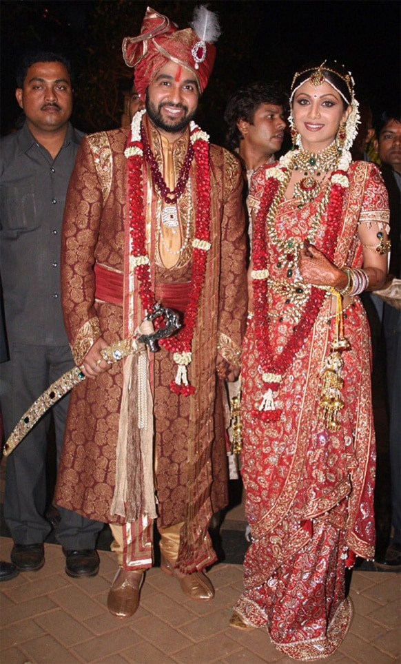 बॉलीवुड अभिनेत्री शिल्‍पा शेट्टी ने राज कुंद्रा के साथ शादी की। इस मौके पर शिल्‍पा ने तरुण ताहिलयानी के डिजाइन किए आकर्षक लाल रंग की साड़ी पहनी।