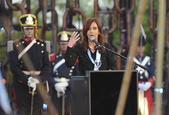 अर्जेंटीना की राष्ट्रपति क्रिस्टीना फर्नांडीज जनसभा को संबोधित करती हुई।