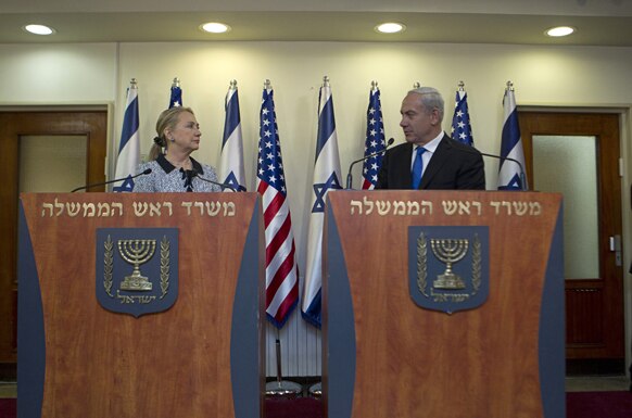 येरुशेलम में प्रधानमंत्री बेंजामिन नेतन्याहू और अमेरिकी विदेश सचिव हिलेरी क्लिंटन।