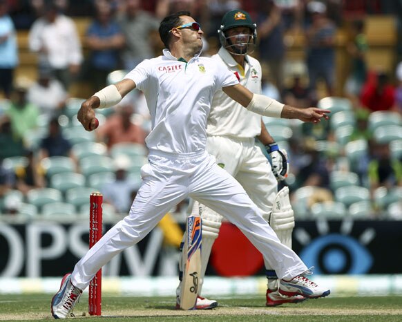 एडिलेड में टेस्ट मैच के दौरान आस्ट्रेलिया के खिलाफ गेंदबाजी करते दक्षिण अफ्रीकी गेंदबाज डुप्लेसिस।
