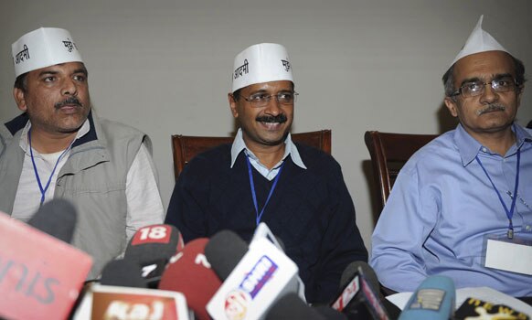 नई दिल्ली में अपनी राजनीतिक पार्टी 'आम आदमी पार्टी' की घोषणा के बाद अरविंद केजरीवाल अपने सहयोगियों के साथ।
