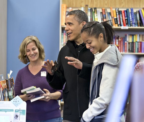 वा के आर्लिंगटन के एक बुकस्टोर पर राष्ट्रपति बराक ओबामा अपनी पुत्री मालिया के साथ।