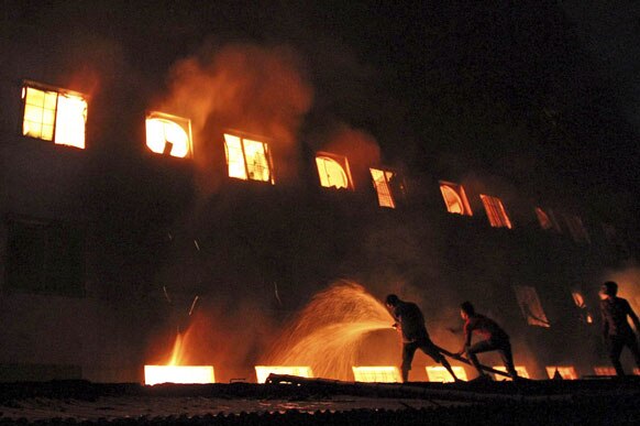 ढाका से 30 किलोमीटर दूर तजरीन फैशन फैक्ट्री में लगी आग। इस आग में 100 से अधिक लोग मारे गए हैं।