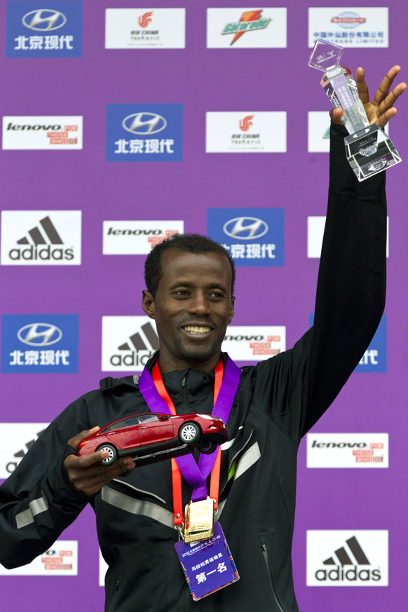 बीजिंग इंटरनेशनल मैराथन 2012 जीतने के बाद बीजिंग में इथोपिया के तारिकू जुफार ट्रॉफी के साथ।