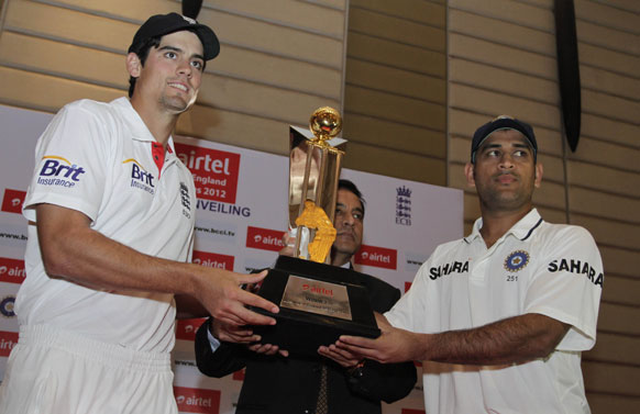 भारत-इंग्लैंड टेस्ट सीरीज की ट्रॉफी से साथ इंग्लैंड के कप्तान एलेस्टर कुक और टीम इंडिया के कप्तान महेंद्र सिंह धोनी।