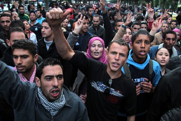 ट्यूनिशिया के सिलियाना शहर में प्रदर्शन के दौरान पुलिस की हिंसक कार्रवाई के खिलाफ प्रदर्शन करते ट्यूनिशियाई जनता।