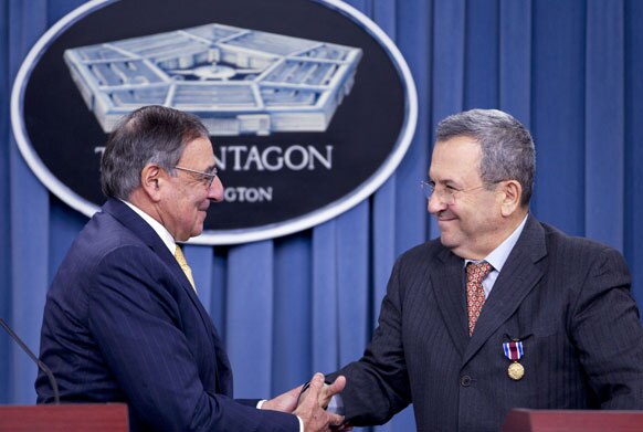 पेंटागन में संयुक्त संवाददाता सम्मेलन के दौरान इजरायल के रक्षा मंत्री इहुद बराक का से हाथ मिलाते अमेरिका के विदेश सचिव लियोन पेनेटा।