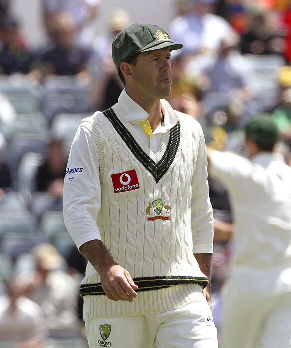 ऑस्ट्रेलिया के पर्थ में दक्षिण अफ्रीका के खिलाफ तीसरे टेस्ट मैच के दौरान मैदान में क्षेत्ररक्षण करते ऑस्ट्रेलिया के पूर्व कप्तान रिकी पोंटिंग। यह मैच पोंटिंग का आखिरी टेस्ट मैच है।