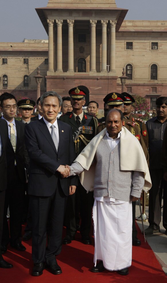 नई दिल्ली के रक्षा मंत्रालय में गार्ड ऑफ ऑनर समारोह में पहुंचे दक्षिण कोरिया के रक्षा मंत्री किम क्वान-जिन से हाथ मिलाकर स्वागत करते भारतीय रक्षा मंत्री ए.के.एंटनी।