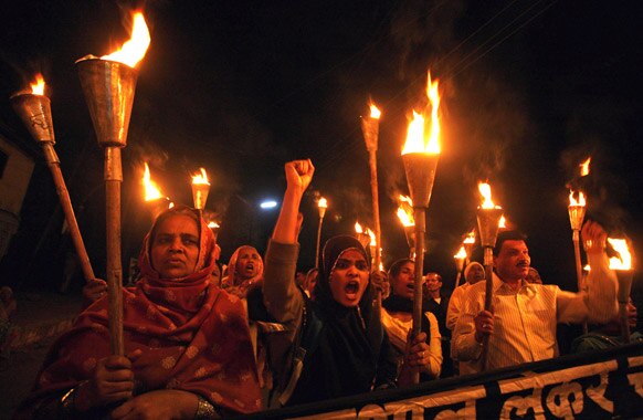 भोपाल में भोपाल गैस त्रासदी के पीड़ित और समर्थक मशाल रैली के दौरान।