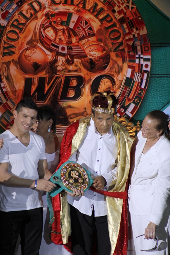 कानकुन में एक समारोह के दौरान वर्ल्ड हेवीवेट के पूर्व चैम्पियन मोहम्मद अली को सम्मानित किया गया।