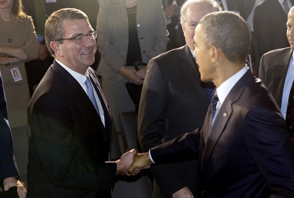 वाशिंगटन में रक्षा उप मंत्री से हाथ मिलाते राष्ट्रपति बराक ओबामा।