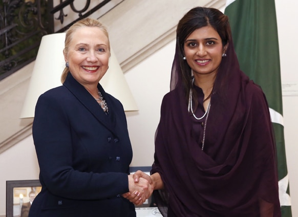 ब्रसेल्स में पाकिस्तान की अपनी समकक्ष हिना रब्बानी खार से हाथ मिलातीं अमेरिका की विदेश मंत्री हिलेरी क्लिंटन।